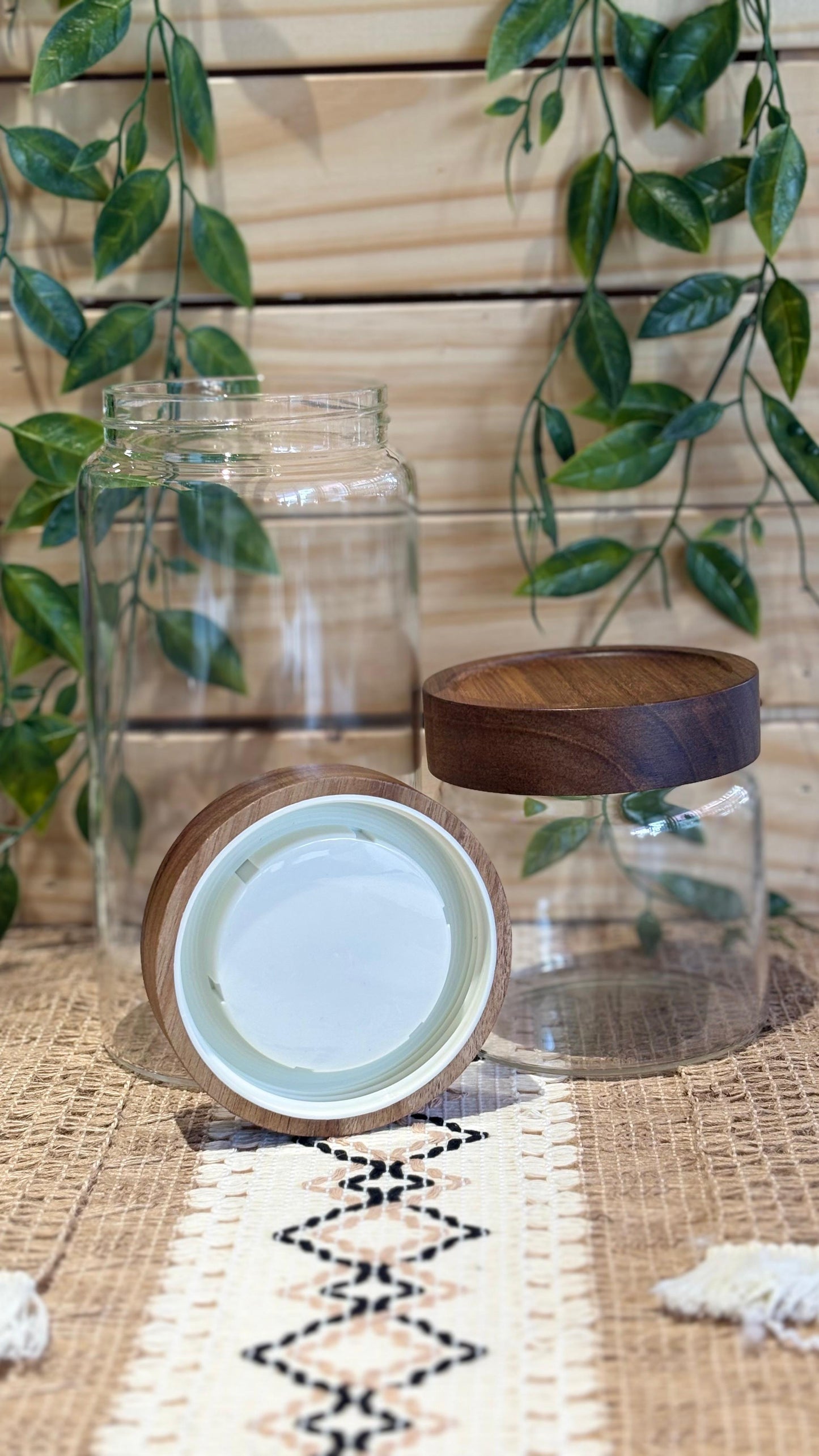 KUTILAPAM Screw Borosilicate Jar w/lid glass/acacia wood